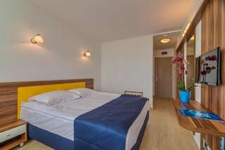 Отель Hotel Narcis Сатурн Улучшенный двухместный номер с 1 кроватью или 2 отдельными кроватями-2
